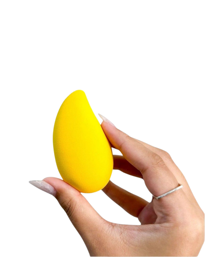 Esponja de maquiagem formato de manga para base e corretivo com acabamento uniforme.