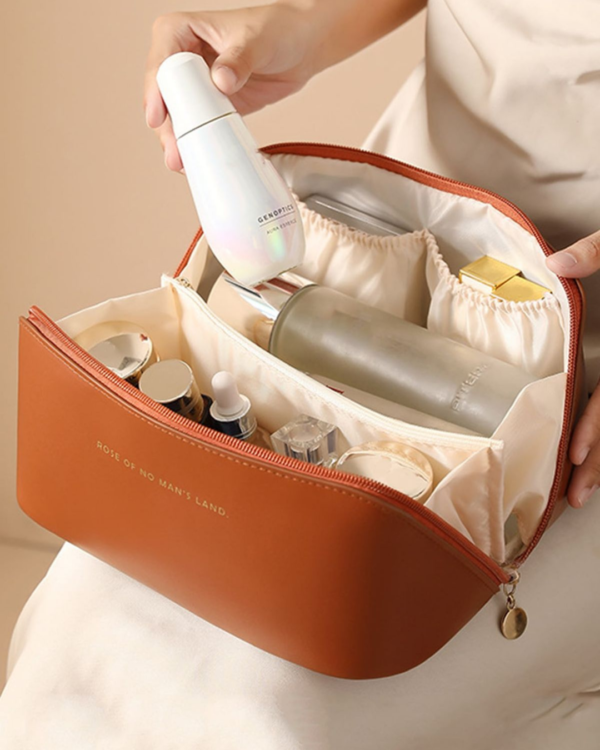 Necessaire organizadora feminina marrom para maquiagem e cosméticos com zíper e alça de mão.