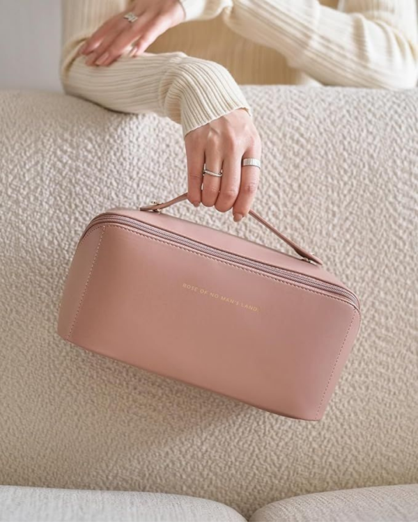 Necessaire organizadora feminina marrom para maquiagem e cosméticos com zíper e alça de mão.
