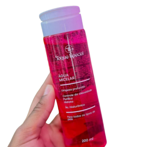 Frasco rosa transparente da Água Micelar Toque Special, limpeza delicada e multifuncional para cuidados faciais.