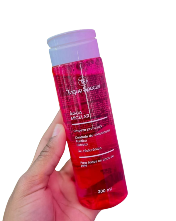 Frasco rosa transparente da Água Micelar Toque Special, limpeza delicada e multifuncional para cuidados faciais.
