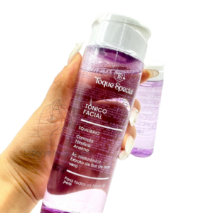 Frasco de tônico facial Toque Special com líquido claro e embalagem delicada para cuidados diários da pele.