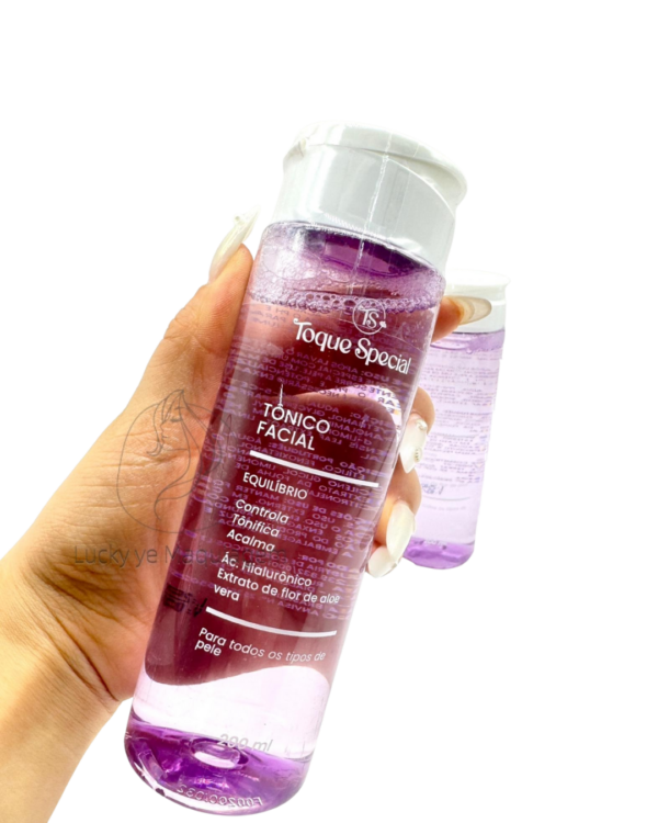 Frasco de tônico facial Toque Special com líquido claro e embalagem delicada para cuidados diários da pele.