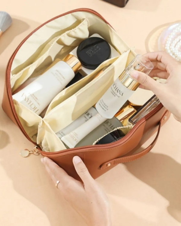 Necessaire organizadora feminina marrom para maquiagem e cosméticos com zíper e alça de mão.