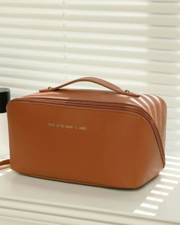 Necessaire organizadora feminina marrom para maquiagem e cosméticos com zíper e alça de mão.