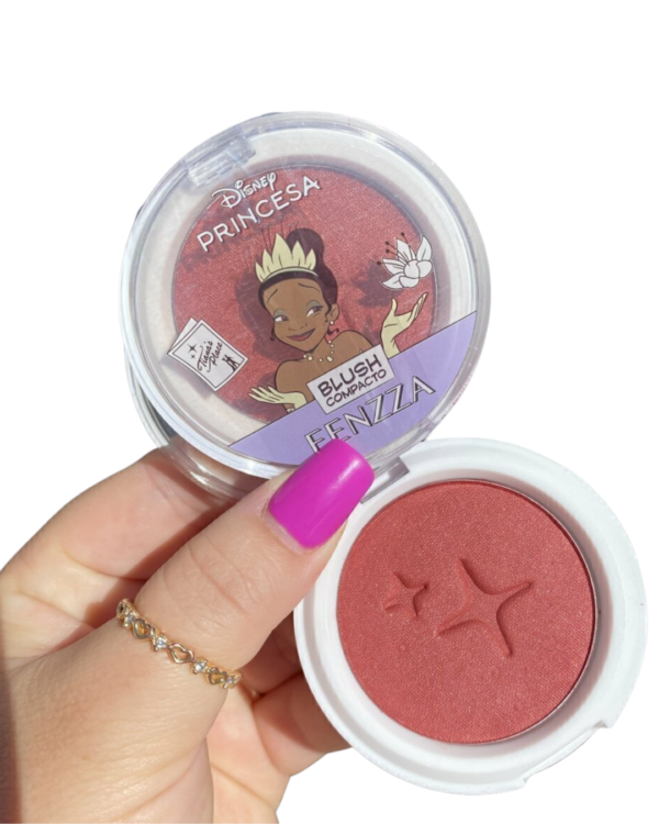 Blush compacto Fenzza Princesas Disney com embalagem decorada e tom rosado com brilho.