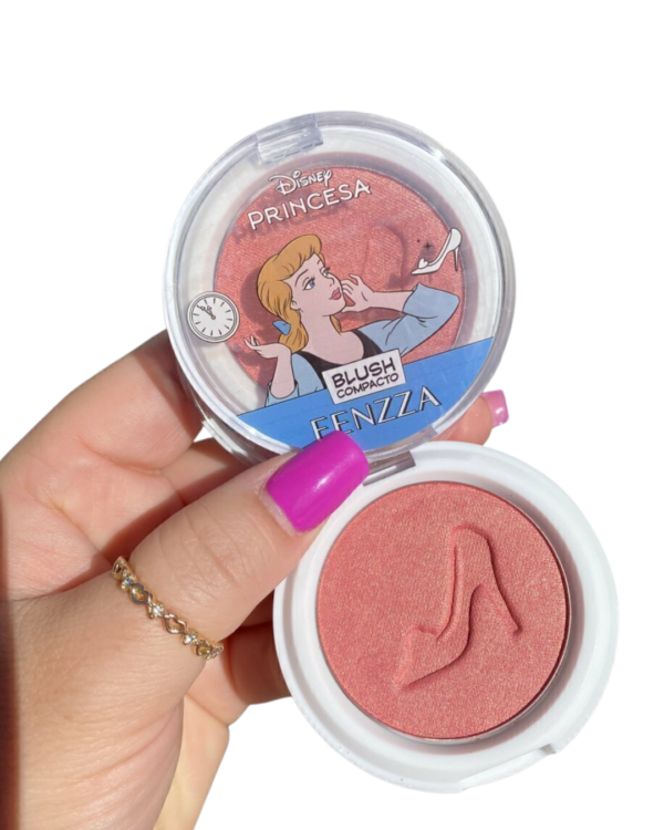 Blush compacto Fenzza Princesas Disney com embalagem decorada e tom rosado com brilho.
