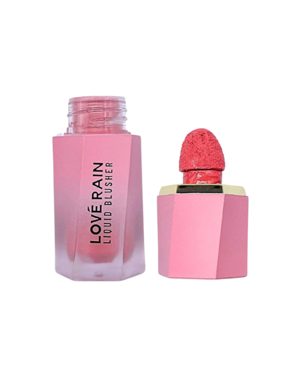 Blush líquido Love Rain com frasco rosa e aplicador de esponja.