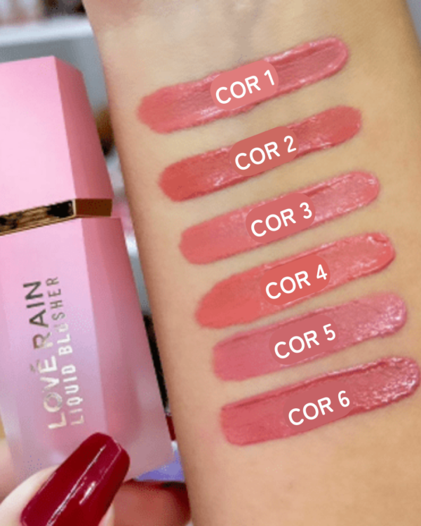Blush líquido Love Rain com frasco rosa e aplicador de esponja.