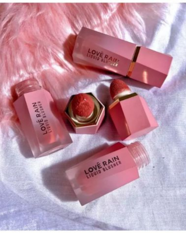 Blush líquido Love Rain com frasco rosa e aplicador de esponja.
