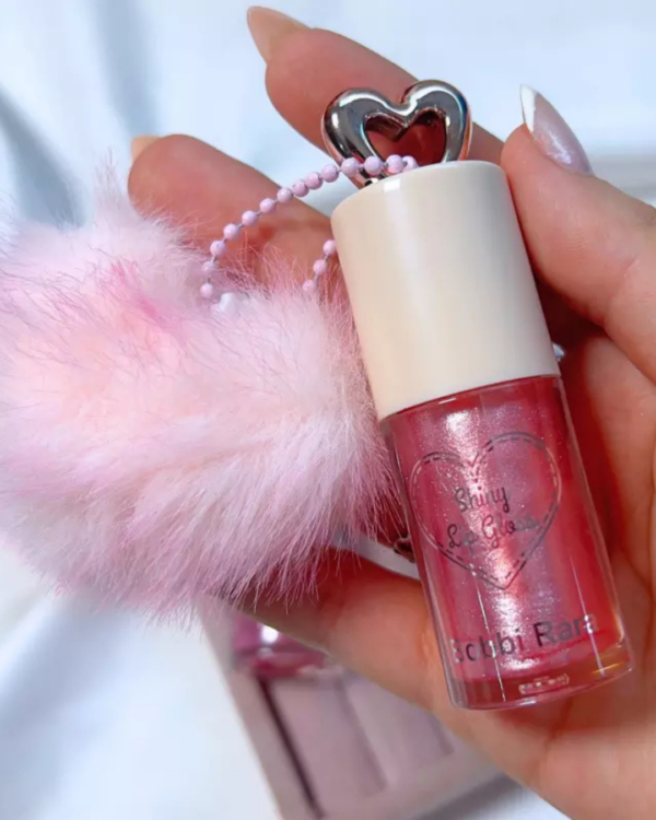 Lip gloss Bobbi Rara com chaveiro exclusivo, brilho intenso e acabamento radiante.