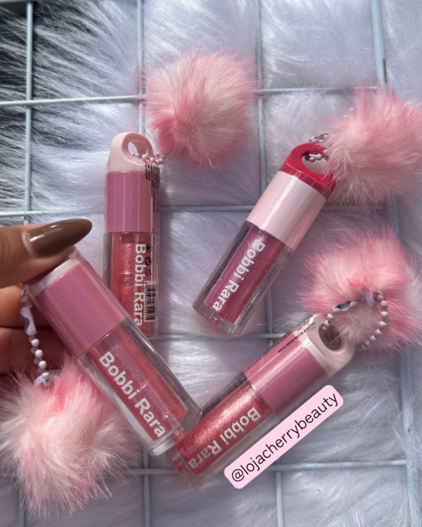 Lip gloss Bobbi Rara com chaveiro exclusivo, brilho intenso e acabamento radiante.