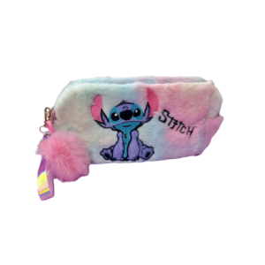 Necessaire felpuda multicolorida do Stitch com bordado frontal e pom-pom rosa no zíper.