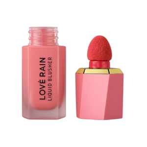 Blush líquido Love Rain com frasco rosa e aplicador de esponja.